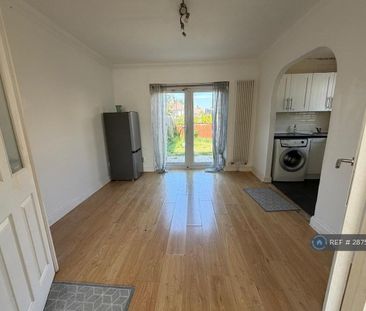 3 bedroom semi-detached house to rent - Photo 3
