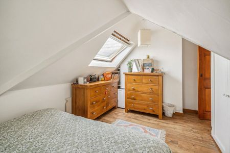 Short Let: A delightful one bedroom apartment on the slopes of Richmond Hill which is ideally positioned for access to Richmond Station, Richmond Park and the River Thames. - Photo 5