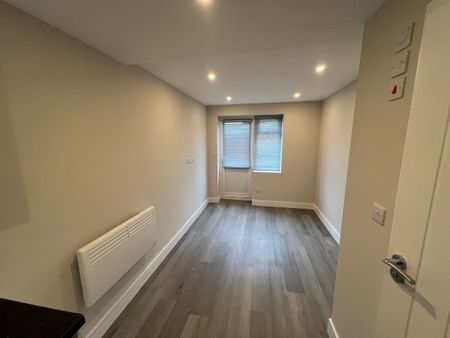 Horley 1 bedroom house share to rent - Photo 2