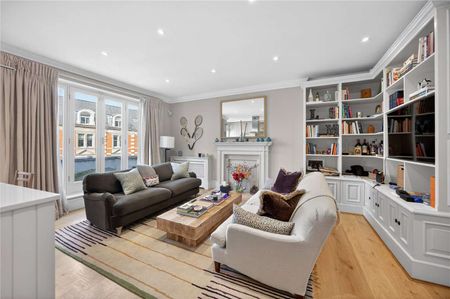 Refurbished, two double bedroom flat with wood flooring throughout, located on the third floor (with lift) of a beautiful red brick period building in Knightsbridge. - Photo 3