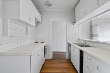 Charming Richmond Home with Spacious Courtyard & Flexible Floorplan - Photo 5