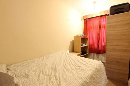 4 bedroom semi-detached house to rent - Photo 3