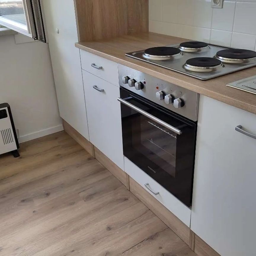 NEU - Teilrenovierte Kleinwohnung mit Küchenblock im Hochparterre in Mürzzuschlag zu mieten ! - Photo 1