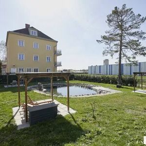 Bestlage Kaiserebersdorf! Möblierte 2-Zimmer-Wohnung für Singles oder Paare mit Balkon, Gartennutzung und Schwimmbiotop - Photo 3