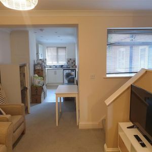 3 bedroom semi-detached house to rent - Photo 2