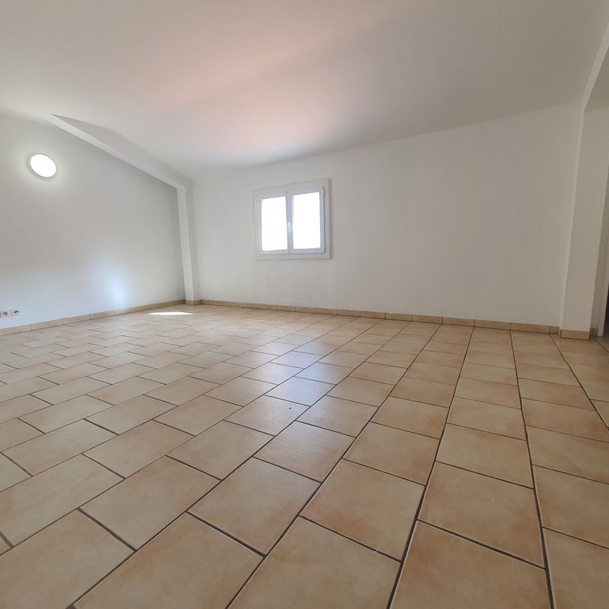Location Appartement 3 pièces 77m² ROQUEVAIRE 13360 - Photo 1