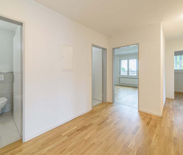 Moderne 2.5 Zimmer Wohnung im EG - Photo 1