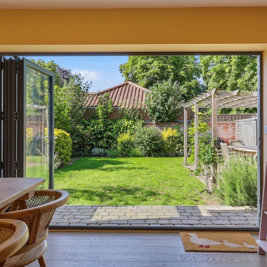 Immaculate modern house in sought after coastal location - Photo 1