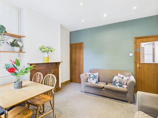 4 bedroom semi-detached house to rent - Photo 1