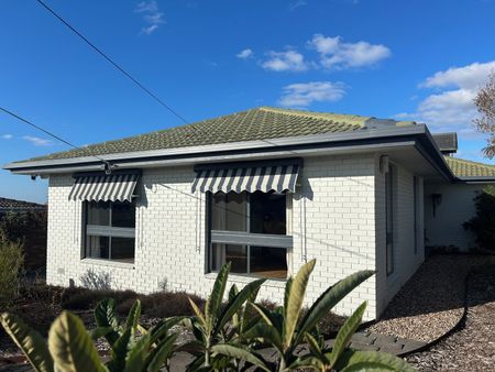 Four Bedroom Family Home - Photo 2