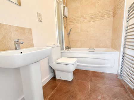 2 bed Flat for Rent - Photo 2