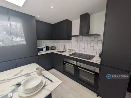 1 bedroom in a flat share to rent - Photo 5