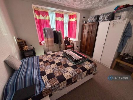 4 bedroom semi-detached house to rent - Photo 5