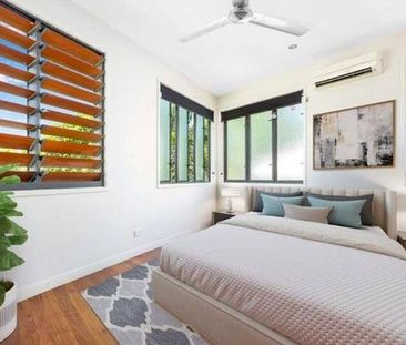 2 bedroom Stylish Upstairs Unit - Photo 2