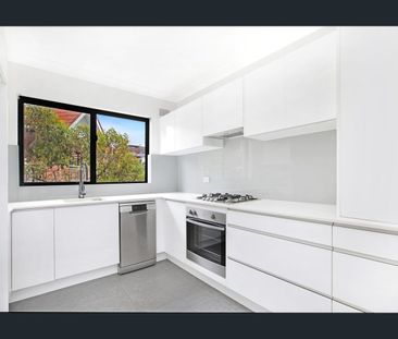 Light & airy modern top floor unit - Photo 1