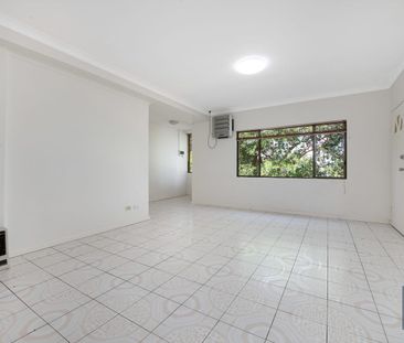 All utilities included in rent! - Photo 2