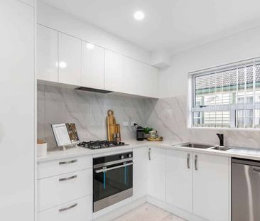 Modern 3-Bedroom Townhouse in Manurewa - Photo 2