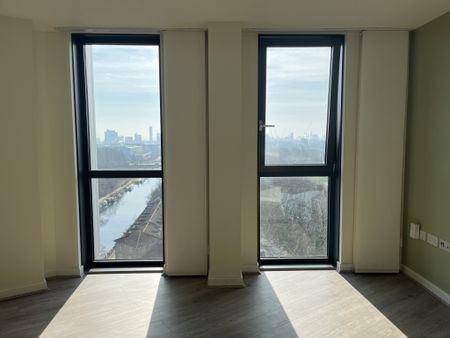 10th Floor Newly Refurbished One Bedroom Flat with Views for Rent in London, E9 - Photo 3