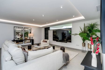 Luxury Villa for rent in Estepona, Andalusia - Photo 3