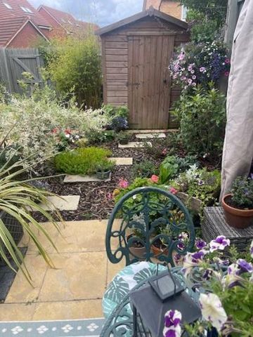 Double room in a quiet family home. driveway parking. 5 mins from Junction 5 of M3. Sole use of bathroom. Lady host plus friendly older Labrador, lady lodger preferred - Photo 5