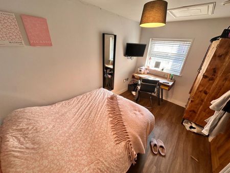 5 bedroom flat to rent - Photo 4