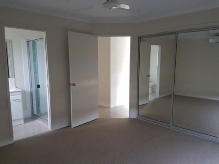 :: MODERN HOME IN CONVENIENT LOCATION! - Photo 2