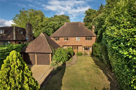 Beautiful 5 bedroom family home in private gated road approximately 200 ft from Esher High Street. - Photo 4