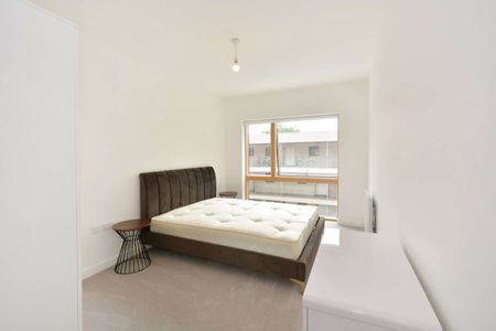 Two bedroom modern apartment with a balcony in Dalston. - Photo 5