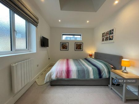 2 bedroom end of terrace house to rent - Photo 5