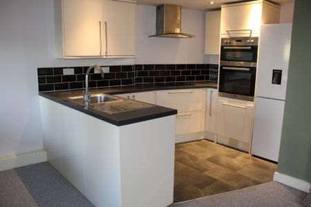 2 bed Cottage - To Let - Photo 3