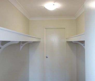 Luxury 3 bed townhouse ready to move in - Photo 2