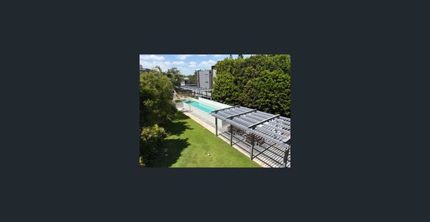 Spacious two-bedroom apartment with courtyard - Photo 1