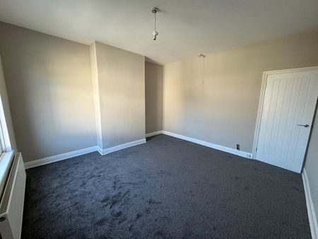 Newly Renovated 2-Bed Terrace in Hoyland – Perfect for Long-Term Let! - Photo 3