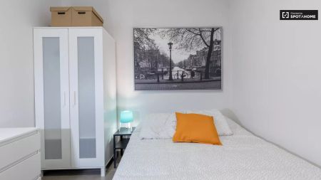 Chic room for rent in 5-bedroom apartment in L'Eixample - Photo 3