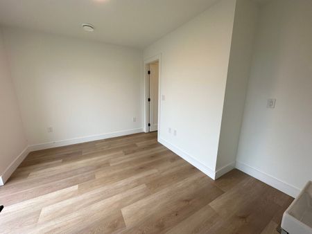 Gorgeous Townhomes in Yale Gardens! - Photo 5