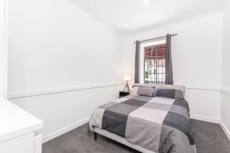 Stylish two-bedroom apartment in the heart of Newtown - Photo 2