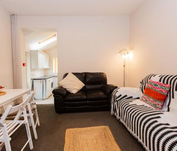 5 bedroom detached house to rent - Photo 2