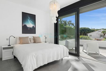 Villa for rent in Las Chapas, Marbella East - Photo 4