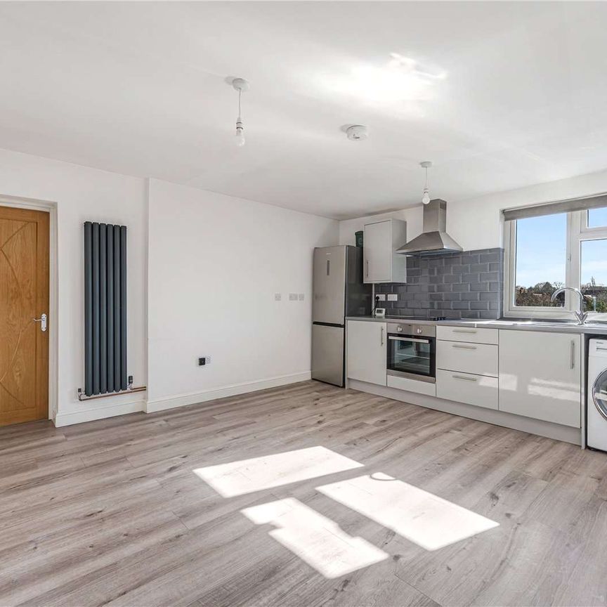 A well presented one bedroom apartment with open plan living, ideally located close to Cheadle Hulme village. - Photo 1