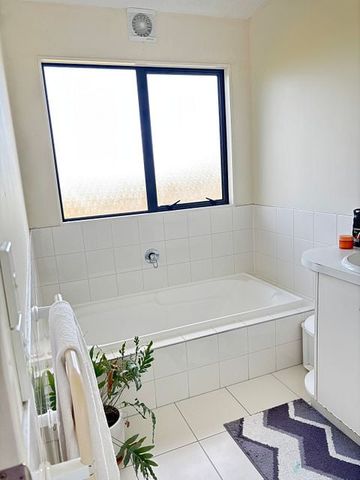 Boarder for a 5BR Karori Haven w/ Courtyard - Photo 4