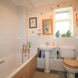 Room in a Shared House, Silverland Street, E16 - Photo 3