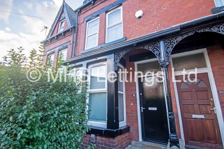 4 Bedroom Mid Terraced House for rent in Manor Drive - Photo 5