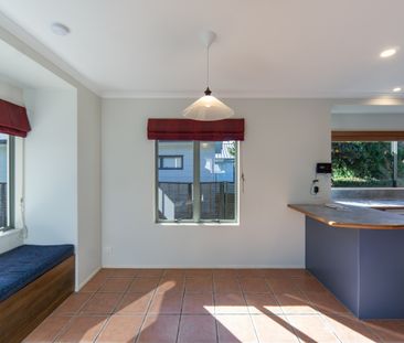 Inviting Three Bedroom Home - Photo 5