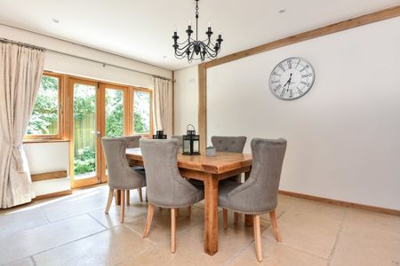 5 bedroom detached house to rent - Photo 2