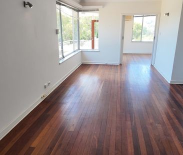 Located in the highly sought-after Old Halls Head, - Photo 1