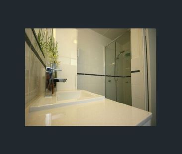 Available Now! Modern Interior & LOCATION! - Photo 3