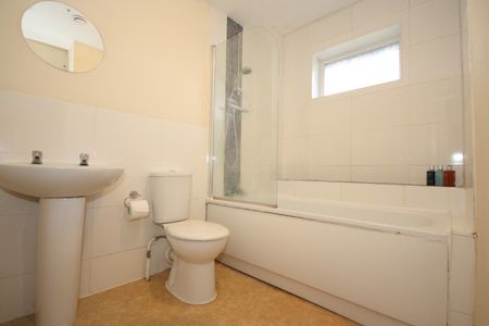 Goldsworth Park, Woking - Photo 4