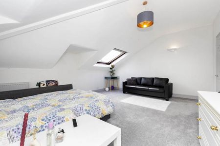 3 Bedroom, 1 bath, 1 reception Flat - Photo 4