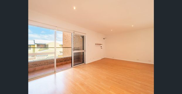 Stylish East Port apartment; close to the beach - Photo 1