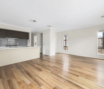 LIGHT-FILLED FAMILY HOME IN A CONVENIENT LOCATION - Photo 2